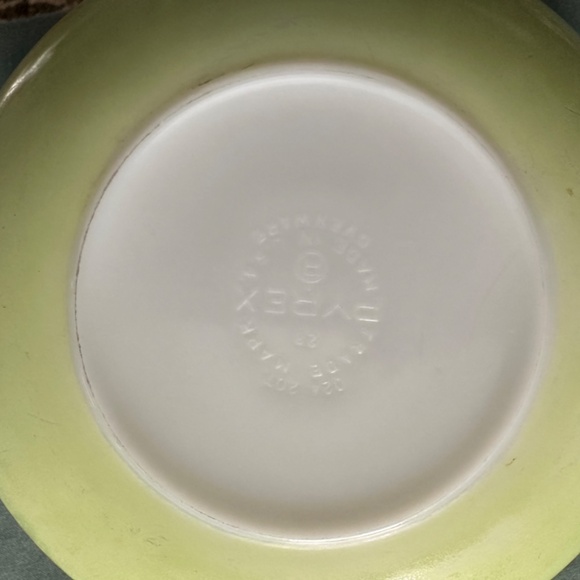 Pyrex Lime Green 2qt Mixing Bowl - Picture 2 of 2